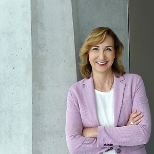 Renata Jungo Brüngger, Vorstandsmitglied der Mercedes-Benz Group AG, Integrität & Recht. Foto: Mercedes-Benz Group AG / Fotograf: Michael Dannenmann