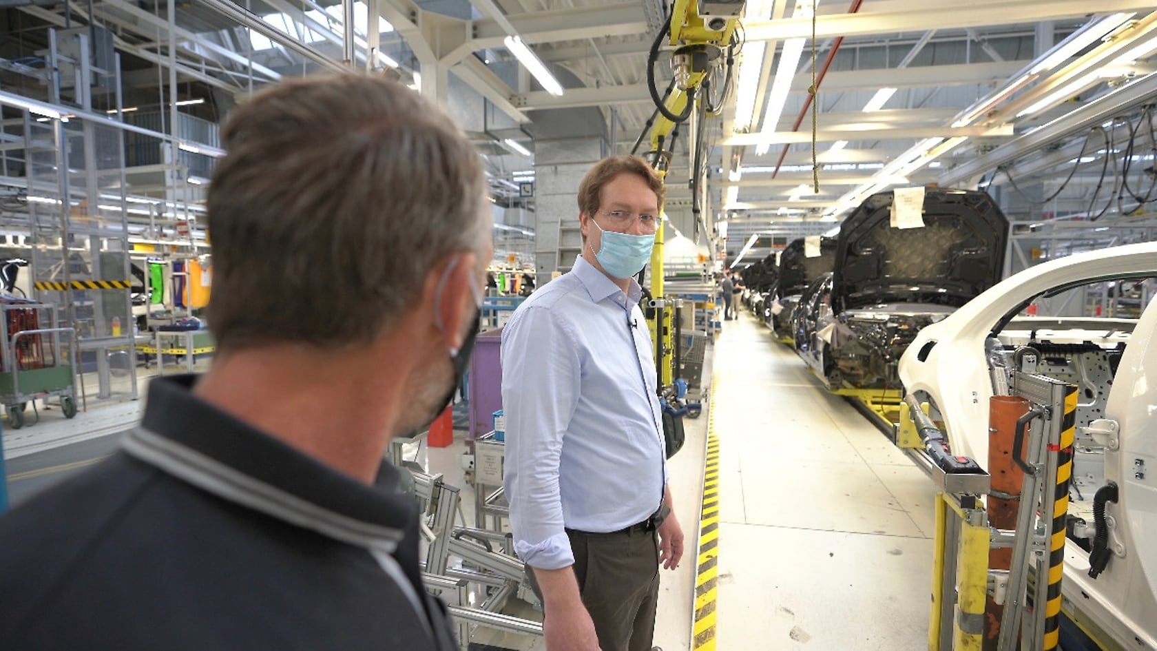 Daimler-CEO Ola Källenius begrüßt Kollegen zum Wiederanlauf der Produktion.