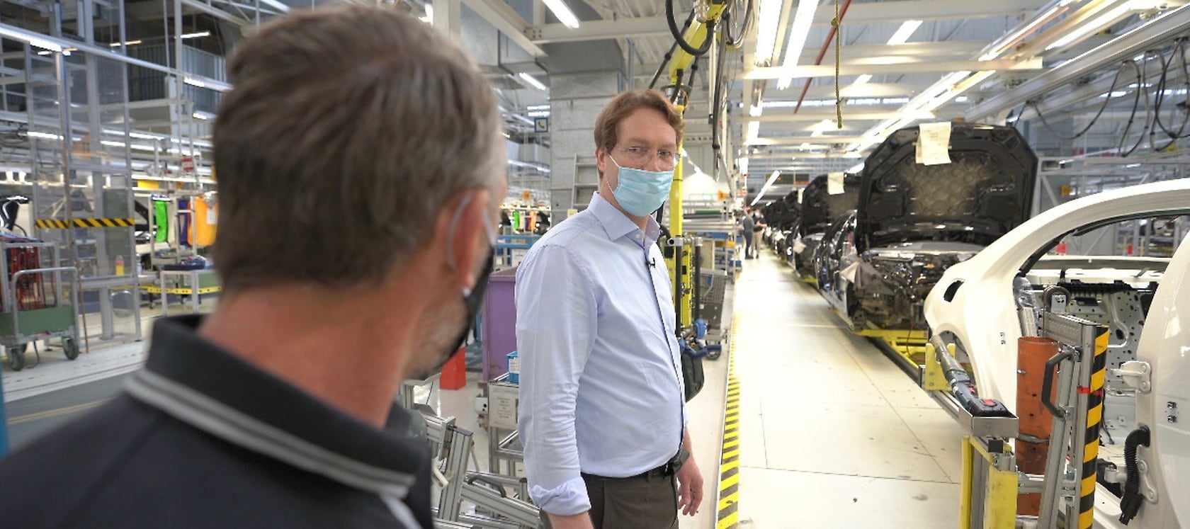Daimler CEO Ola Källenius welcomes back colleagues to the ramp-up of production.