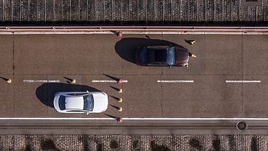 Das Auto mit den gefälschten Bremsbelägen (oben im Bild) hat einen deutlich längeren Bremsweg. 