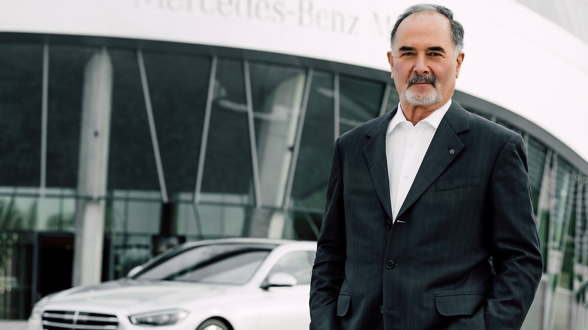 Bernd Pischetsrieder succeeds Manfred Bischoff as Chairman of the Supervisory Board.