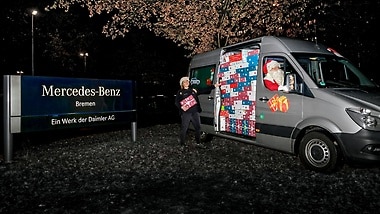 A sprinter filled with presents at the Bremen plant.