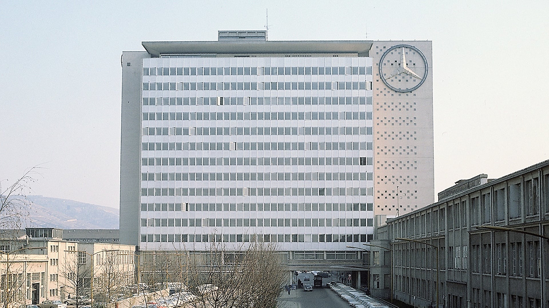 Das Hauptverwaltungsgebäude im Werk Untertürkheim im Jahr 1978