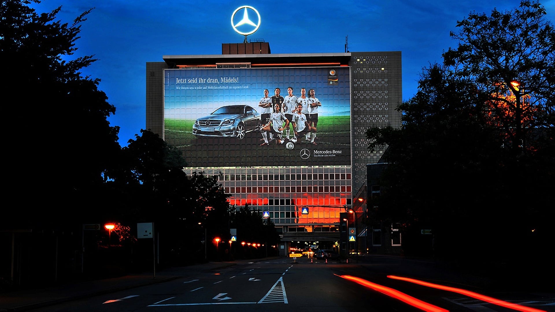 Hochhaus im Werk Untertürkheim mit WM-Kampagnenmotiv beklebt