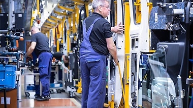 A production line at the Mercedes-Benz plant Ludwigsfelde: Since 1991, more than 855,000 Mercedes-Benz vehicles have been produced there.