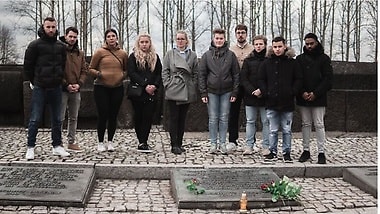 Daimler-Azubis beim Besuch der Gedenkstätte Auschwitz.