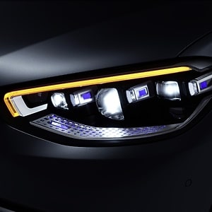 DIGITAL LIGHT® Scheinwerfer von Mercedes-Benz erzeugen Licht in sehr hoher Auflösung. Für manche Auto-Experten sind die Scheinwerfer auch ein echtes Wiedererkennungsmerkmal einer Baureihe.