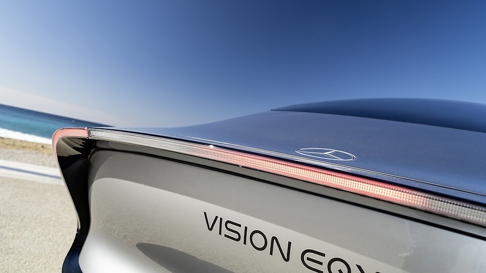 The clearly defined, aerodynamic and perfectly effective rear spoiler is accented by a glossy black end profile and emphasised by the tail lamps.