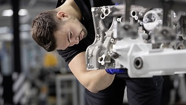 A glimpse into production of the M139 four-cylinder turbo engine at Mercedes-AMG in Affalterbach.