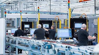 Revolutionary Mercedes-Benz drive system developed in Berlin-Marienfelde.