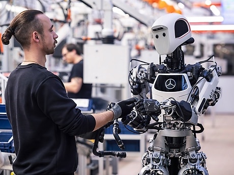 Mercedes-Benz testet den Einsatz des humanoiden Roboters Apollo von Apptronik in der Produktion.