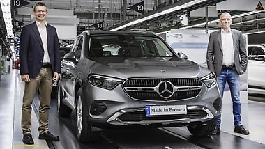 Michael Frieß, site manager and head of production at the Mercedes-Benz plant in Bremen (left), and Michael Peters (right), chairman of the works council of the Mercedes-Benz Bremen plant.
