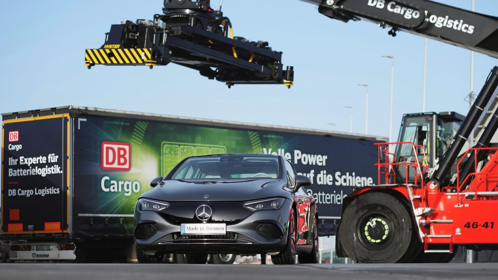Mercedes-Benz setzt Batterien mit DB Cargo auf die grüne Schiene.