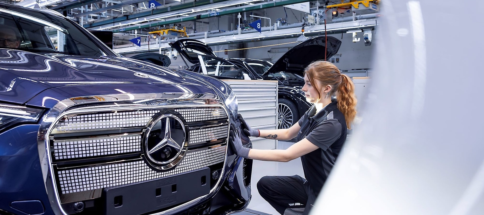 Der neue elektrische GLC läuft zusammen mit Verbrenner- und Hybridmodellen sowie dem EQE antriebsflexibel vom Band.