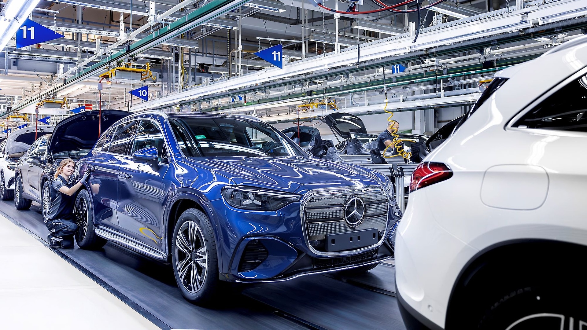 Der neue elektrische GLC läuft zusammen mit Verbrenner- und Hybridmodellen sowie dem EQE antriebsflexibel vom Band.
