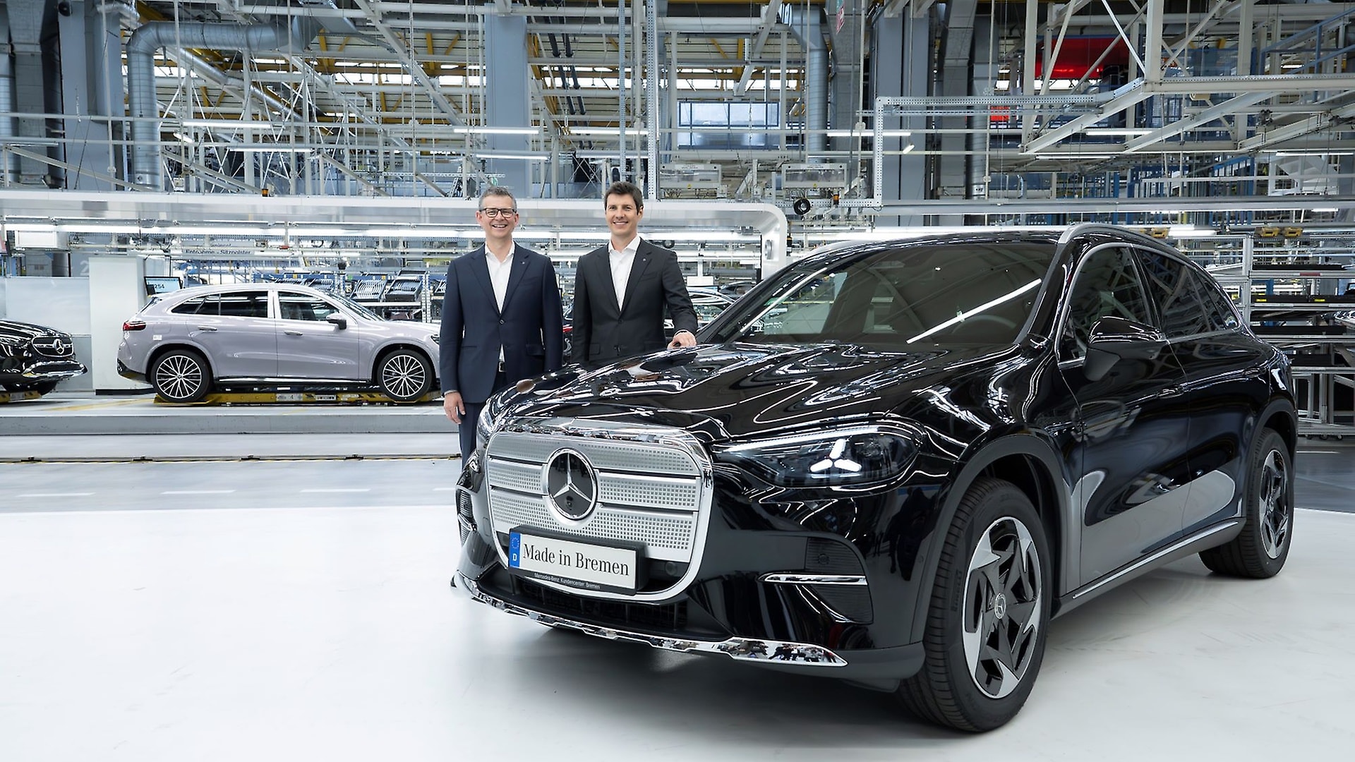 Michael Frieß (links), Standortverantwortlicher und Leiter der Produktion des Werks Bremen, und Michael Schiebe, Vorstandsmitglied für Produktion, Qualität & Supply Chain Management.