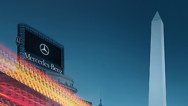 Bild der Kampagne "Mercedes-Benz in Argentinien 70-jähriges Jubiläum". Das Bild wurde im traditionellen Obelisken von Buenos Aires aufgenommen.