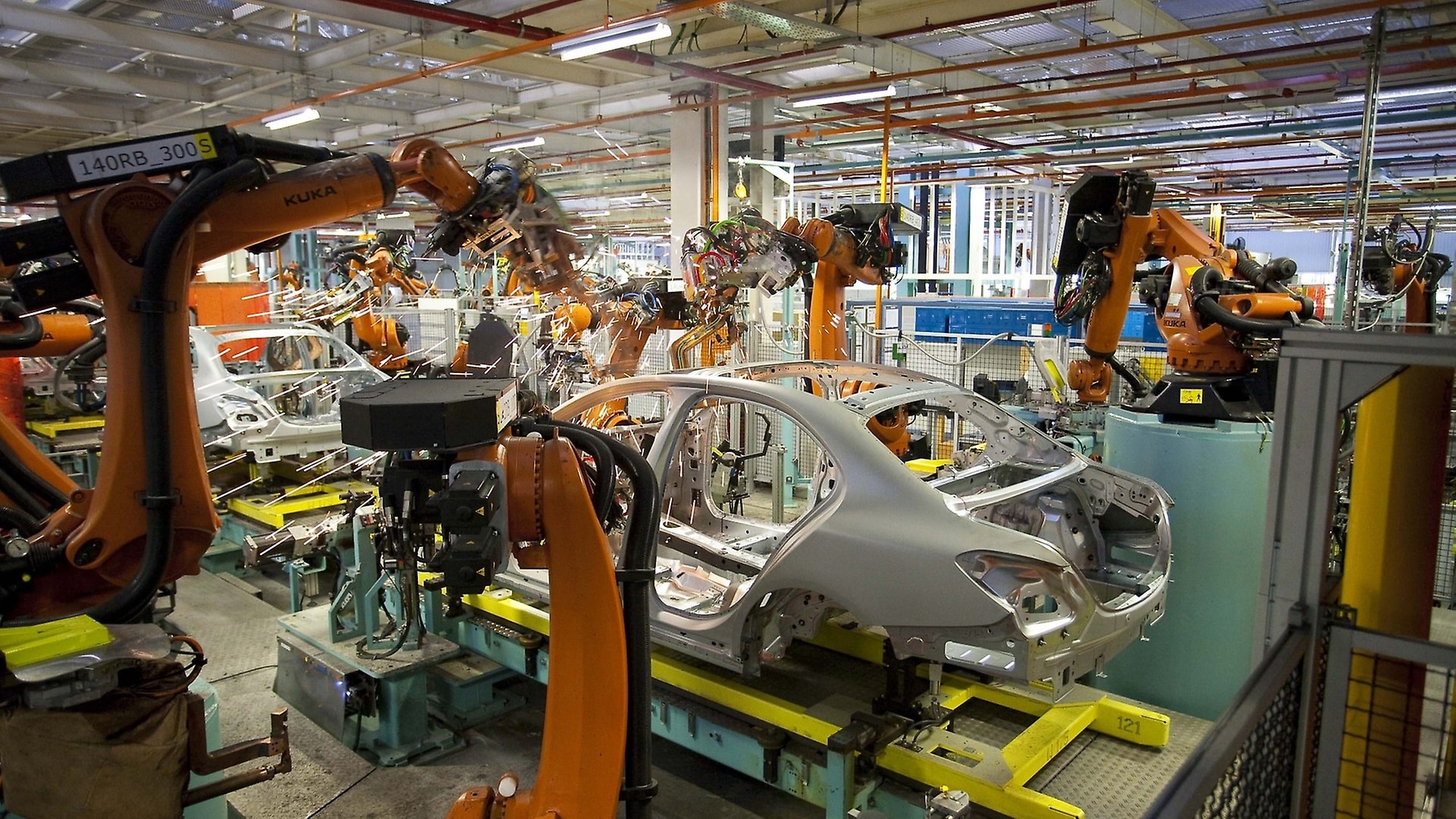 Ein Blick in die Produktion im Mercedes-Benz Werk East London.