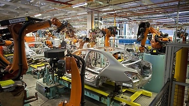 Ein Blick in die Produktion im Mercedes-Benz Werk East London.