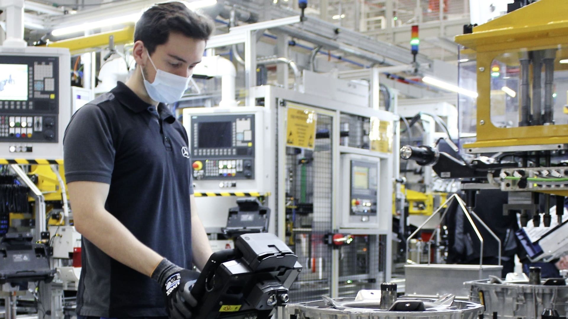 A glimpse into the assembly of the integrated starter-generator at the Mercedes-Benz plant Hamburg.