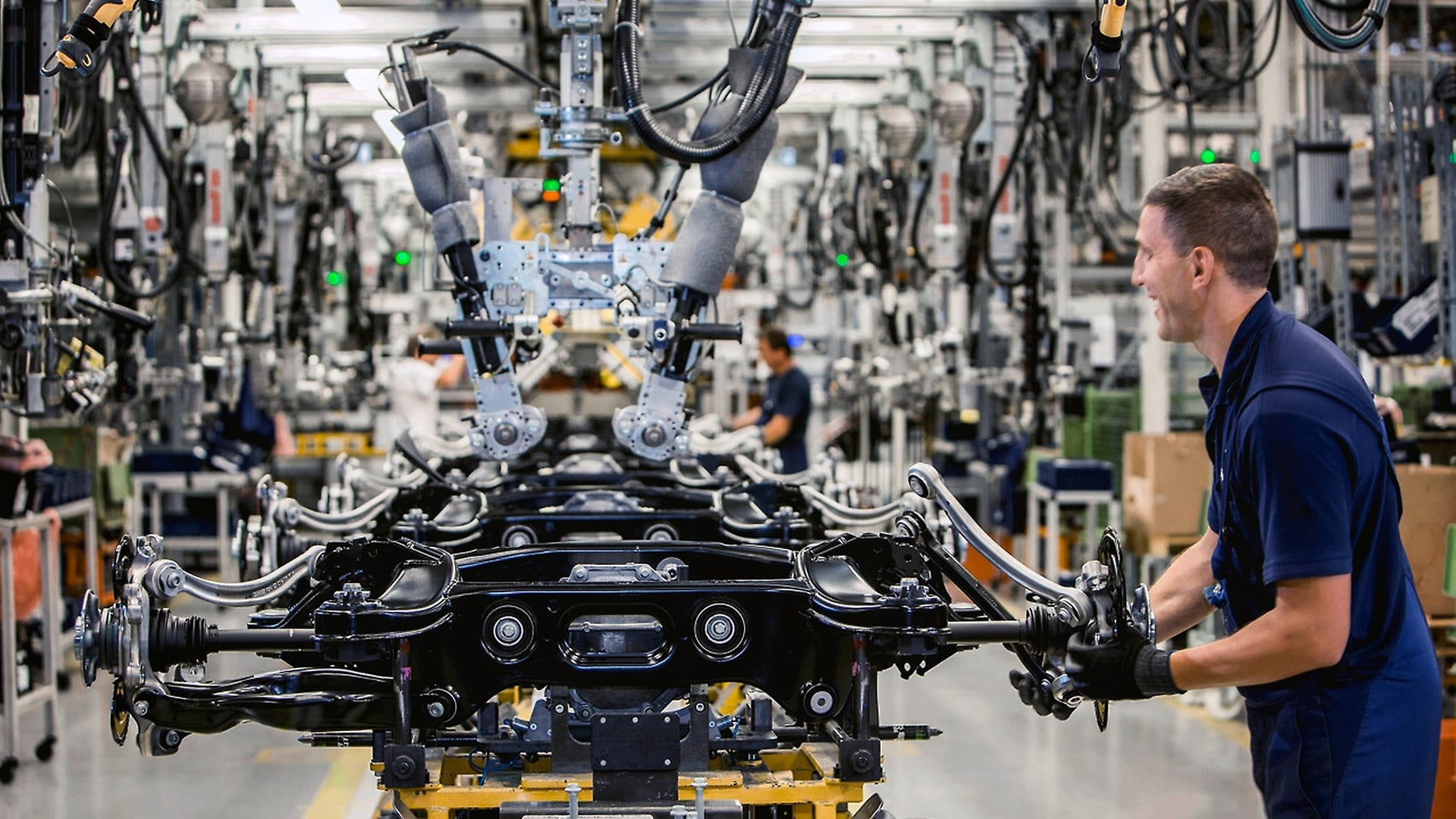 Ein Blick in die Achsmontage im Mercedes-Benz Werk Hamburg.