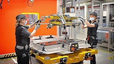 Ein Blick in die Produktion von Batteriesystemen für die kompakten Mercedes-EQ Modelle EQA und EQB im Mercedes-Benz Werk Jawor.