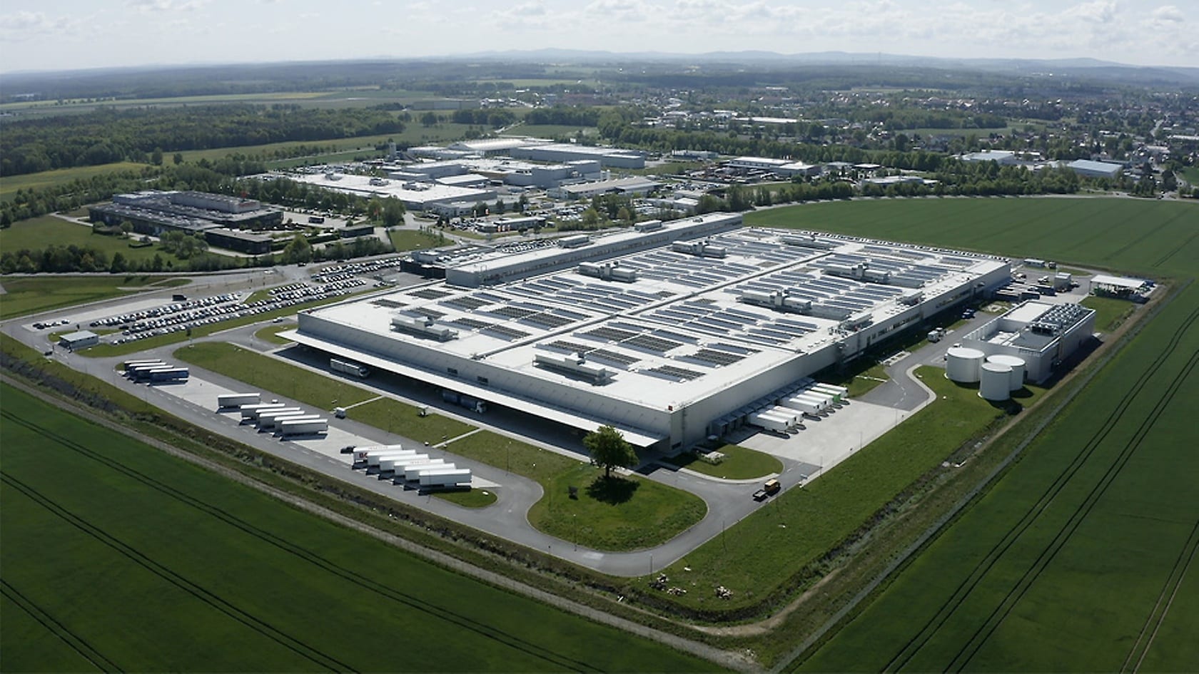 A glimpse into battery assembly at the Mercedes-Benz subsidiary Accumotive in Kamenz.