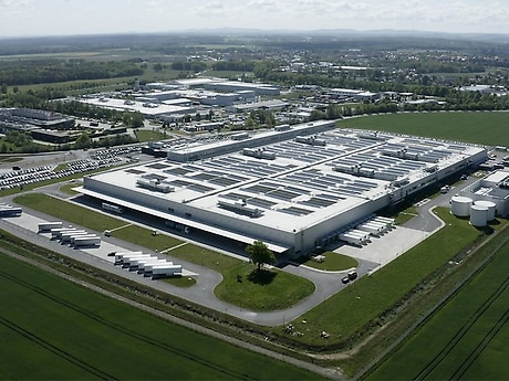 A glimpse into battery assembly at the Mercedes-Benz subsidiary Accumotive in Kamenz.
