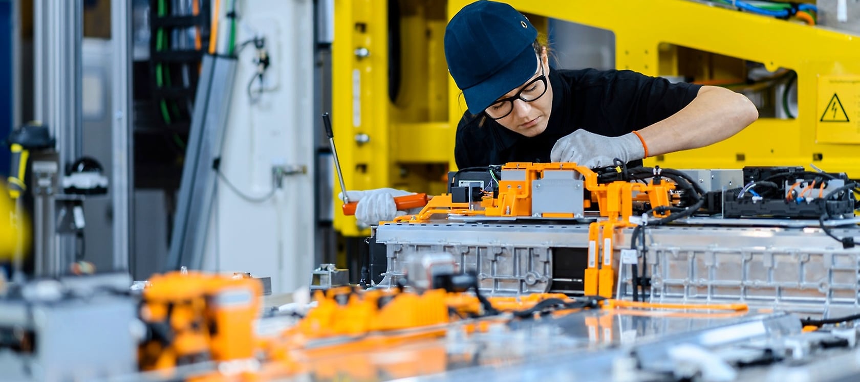 Ein Blick in die Batteriemontage bei der Mercedes-Benz Tochter Accumotive in Kamenz.