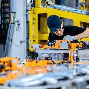 A glimpse into battery assembly at the Mercedes-Benz subsidiary Accumotive in Kamenz.