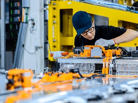 Ein Blick in die Batteriemontage bei der Mercedes-Benz Tochter Accumotive in Kamenz.