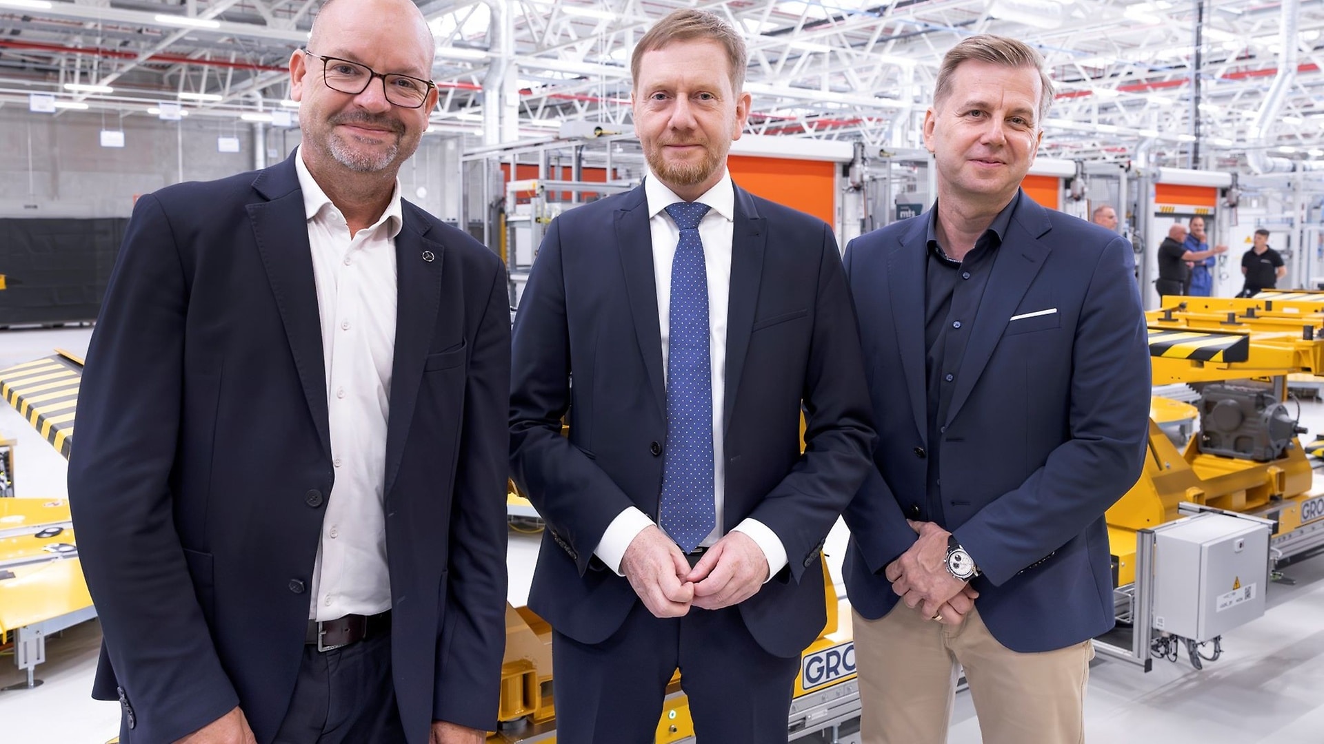 Einblick in die Mercedes-Benz CLA-Batterie Produktion: Jörg Burzer (Mitglied des Vorstands der Mercedes-Benz Group AG), Michael Kretschmer (Ministerpräsident des Freistaates Sachsen) und Sascha Kleinert (CEO Accumotive GmbH & Co. KG).