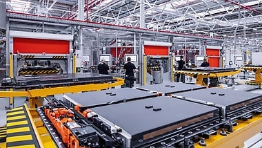 Die Herstellung der hochkomplexen Lithium-Ionen-Batterien erfolgt auf einer etwa 350 m langen Fertigungslinie.