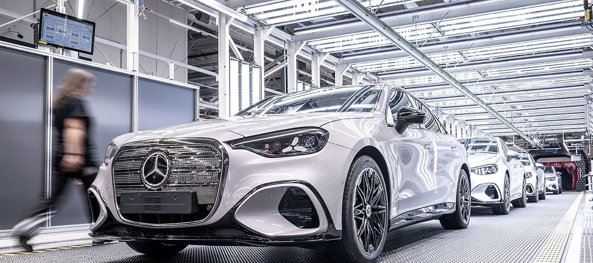 With the successful ramp-up of the new electric Mercedes-Benz C-Class, the first all-electric core model is rolling off the production line in Kecskemét.