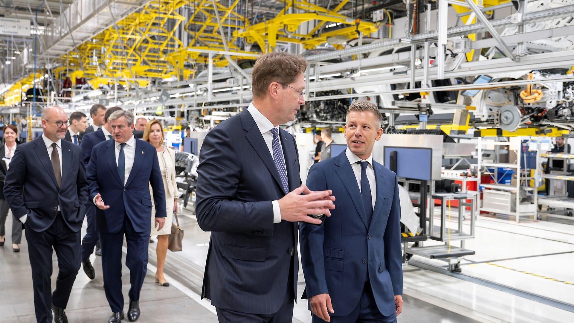 Péter Magyar (right), Prime Minister of Hungary, and Mercedes-Benz CEO Ola Källenius during a tour of the plant. Behind it: Jörg Burzer, Mercedes-Benz Chief Technology Officer, with István Kapitány, Minister of Economy and Energy of Hungary.