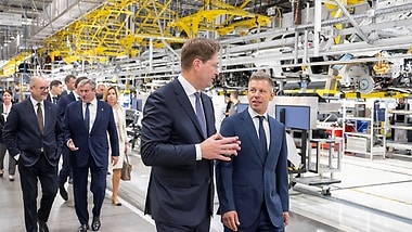 Péter Magyar (right), Prime Minister of Hungary, and Mercedes-Benz CEO Ola Källenius during a tour of the plant. Behind it: Jörg Burzer, Mercedes-Benz Chief Technology Officer, with István Kapitány, Minister of Economy and Energy of Hungary.