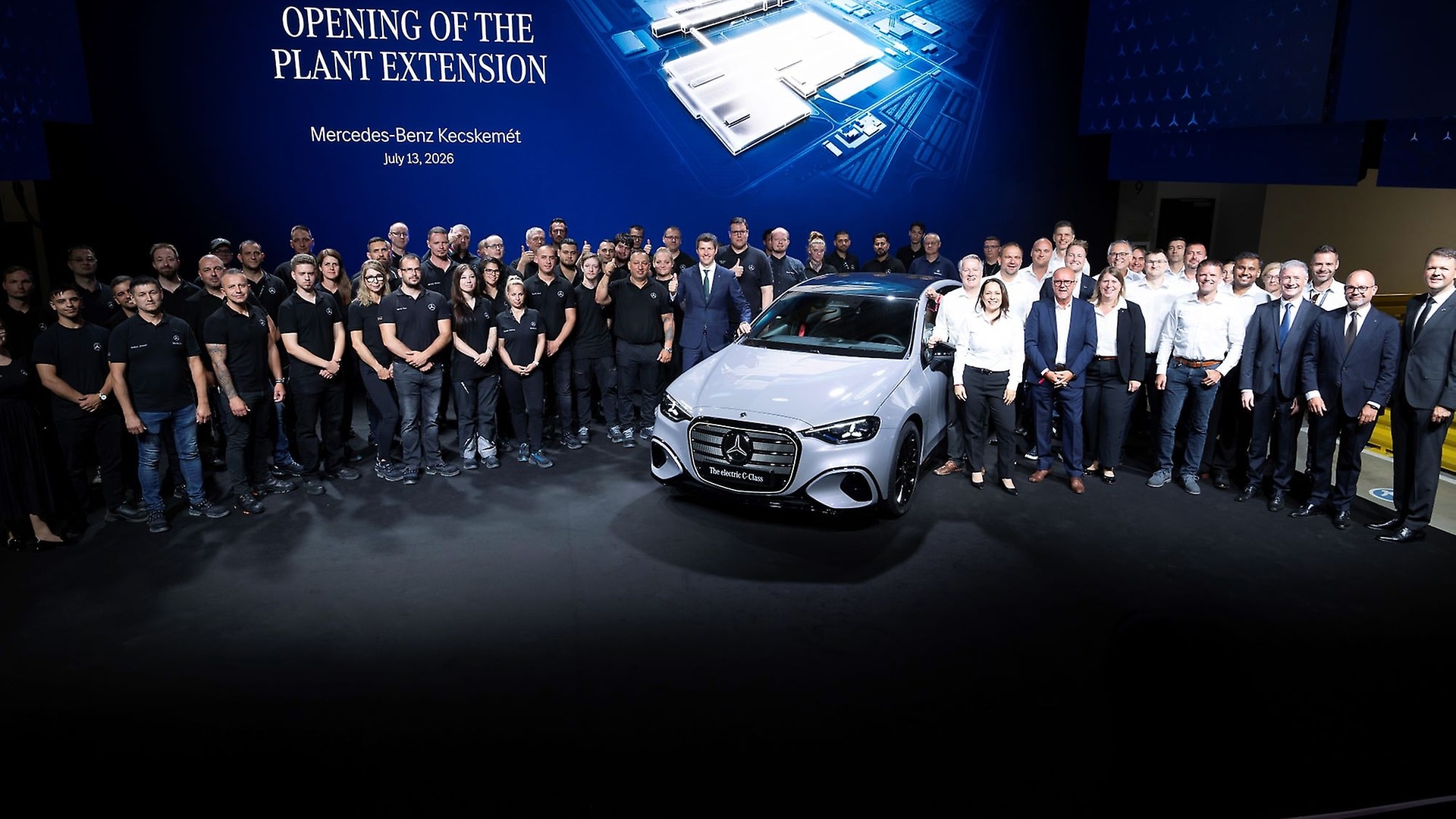 Team and guests with the new C-Class. Christian Dickert, site manager in Kecskemét: "The expansion of the plant and the start of production of the new electric C-Class are the result of a strong team effort. Our employees prepared and implemented the ramp-up with great commitment."