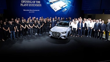 Team and guests with the new C-Class. Christian Dickert, site manager in Kecskemét: "The expansion of the plant and the start of production of the new electric C-Class are the result of a strong team effort. Our employees prepared and implemented the ramp-up with great commitment."