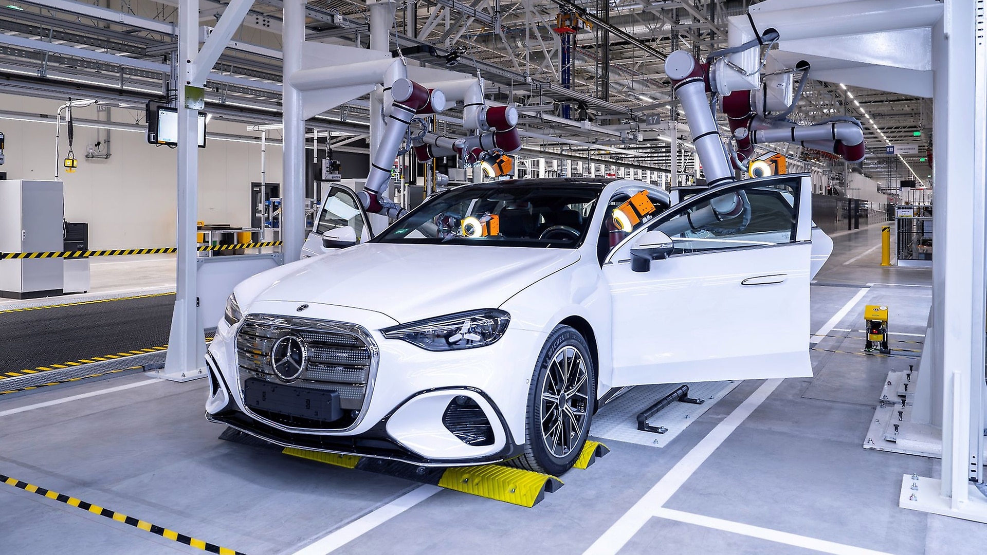 Mit MB.OS schafft Mercedes-Benz zudem die technologische Grundlage, um Produktionssysteme, Fahrzeugsoftware und digitale Anwendungen noch enger miteinander zu vernetzen.