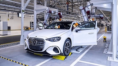Mit MB.OS schafft Mercedes-Benz zudem die technologische Grundlage, um Produktionssysteme, Fahrzeugsoftware und digitale Anwendungen noch enger miteinander zu vernetzen.