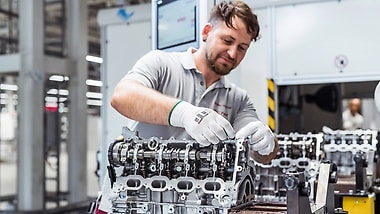 A glimpse into engine assembly at MDC Power in Kölleda.
