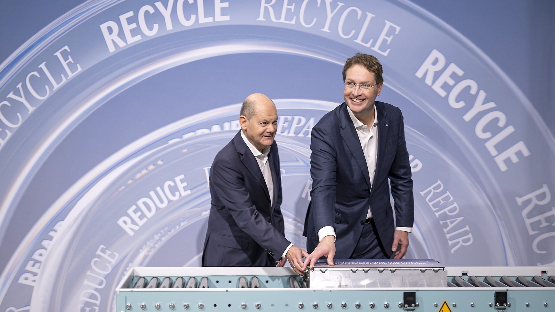 Bundeskanzler Olaf Scholz und Mercedes-Benz CEO Ola Källenius eröffnen die Batterie-Recyclingfabrik in Kuppenheim.