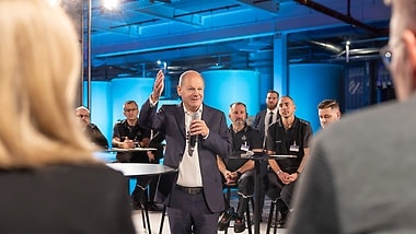 Bundeskanzler Olaf Scholz bei der Eröffnung der Batterie-Recyclingfabrik in Kuppenheim.