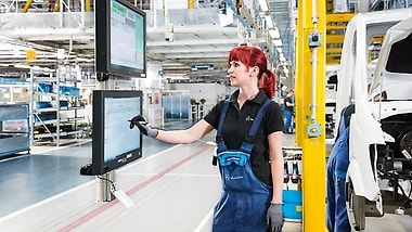 Im Mercedes-Benz Werk in Ludwigsfelde wird auf die papierlose Fabrik (PLF) gesetzt. 
