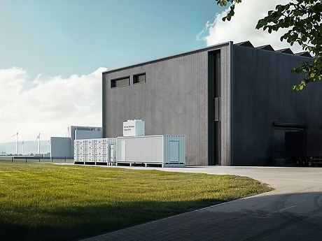 Battery storage: Surplus energy is temporarily stored and used specifically at peak load times.