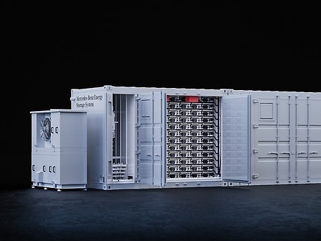 Das Mercedes-Benz Energiespeichersystem kann als Inhouse-Lösung oder in Containerform individuell angepasst werden.