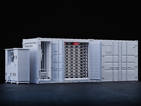 Das Mercedes-Benz Energiespeichersystem kann als Inhouse-Lösung oder in Containerform individuell angepasst werden.