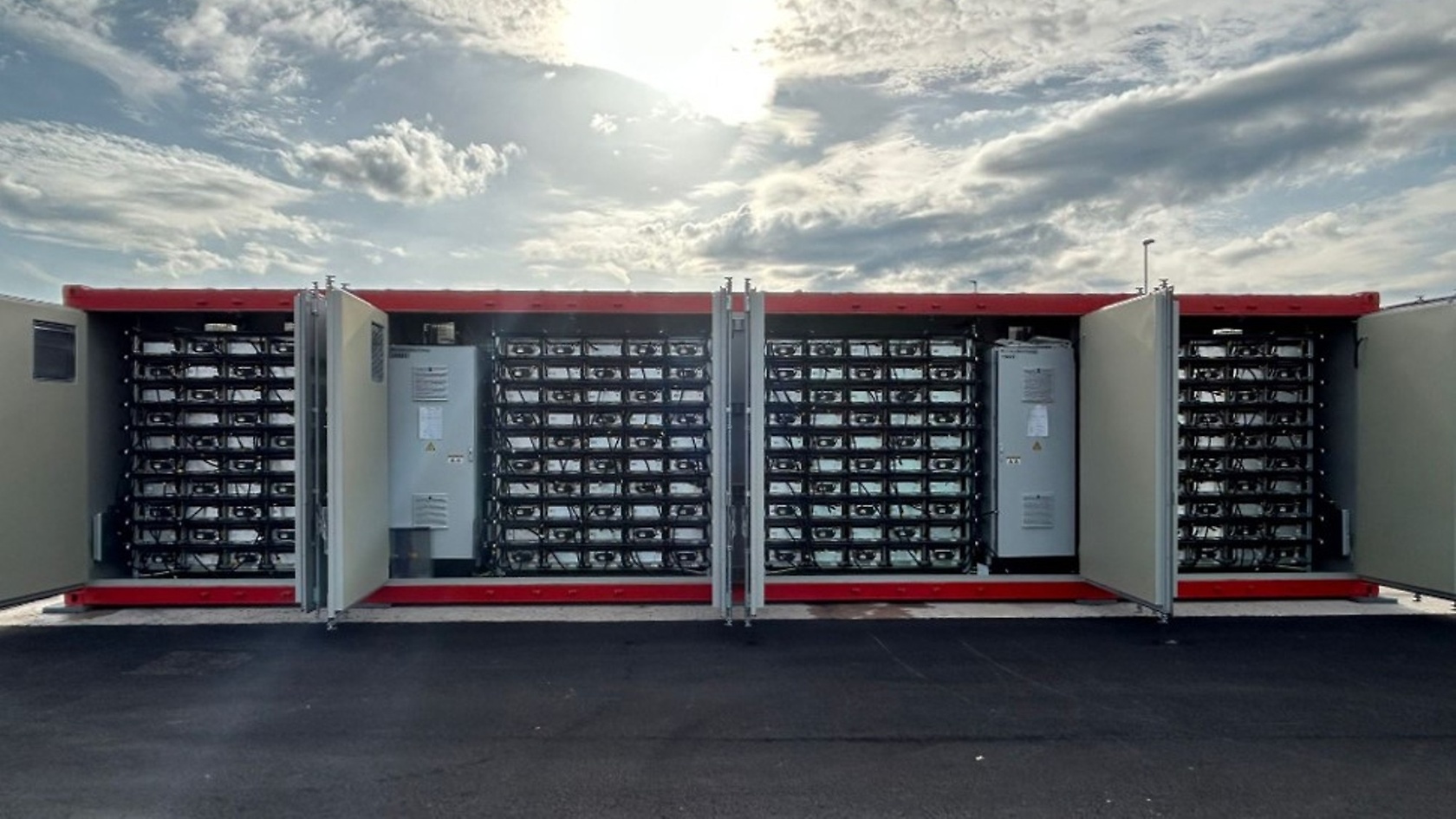 Energiespeicher für den Flughafen Fuimicino in Rom aus wiederverwendeten Fahrzeugbatterien.