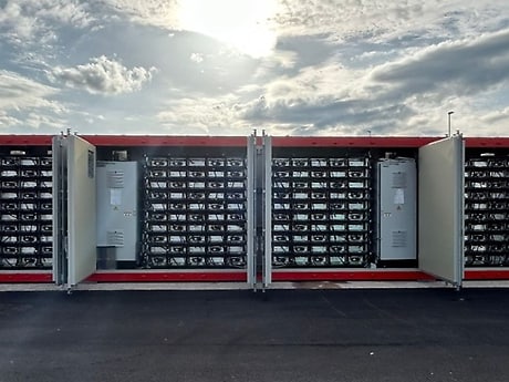 Energiespeicher für den Flughafen Fuimicino in Rom aus wiederverwendeten Fahrzeugbatterien.