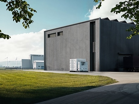 Batteriespeicher: Überschüssige Energie wird zwischengespeichert und gezielt zu Spitzenlastzeiten genutzt.